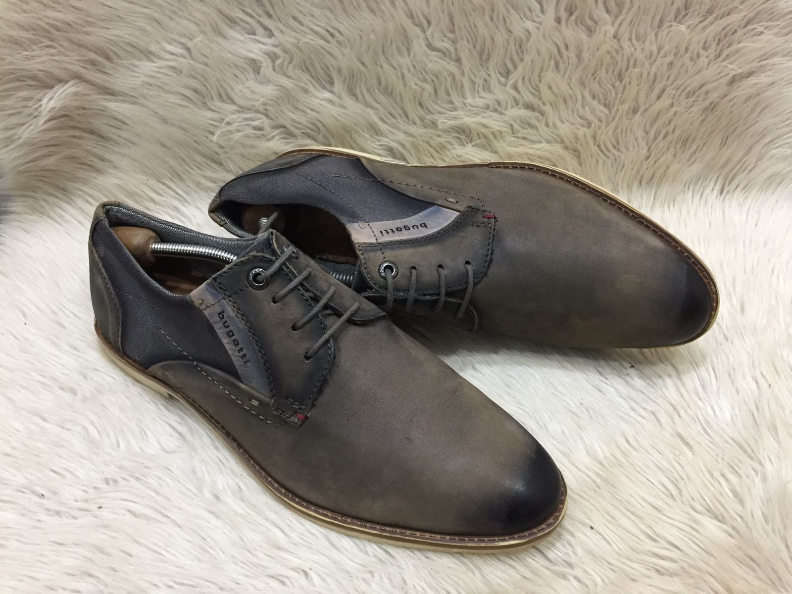 Bugatti men's lace-up shoes in gray leather.