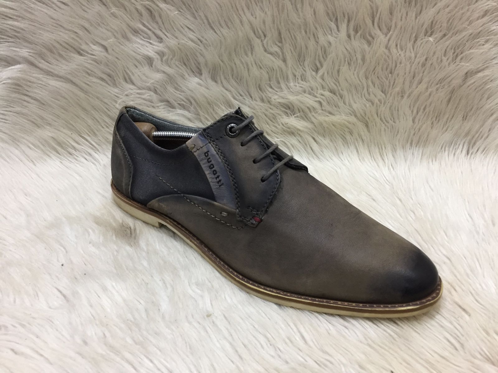 Bugatti men's lace-up shoes in gray leather.