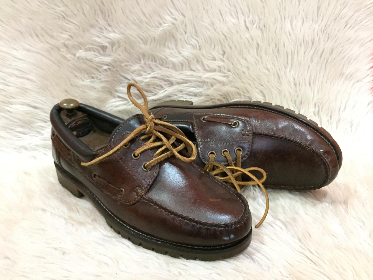 Howick Authentic 3-Eye Lug Handsewn boat shoe